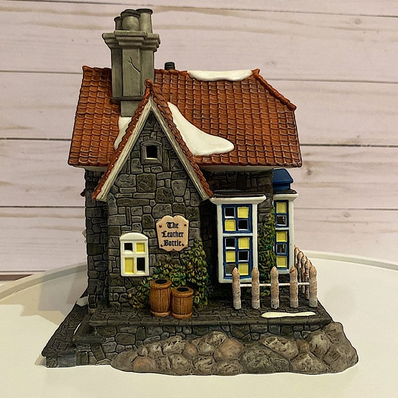 DEPARTMENT 56 - The Leather Bottle - Heritage Village - Dickens Village - Picture 6 of 10